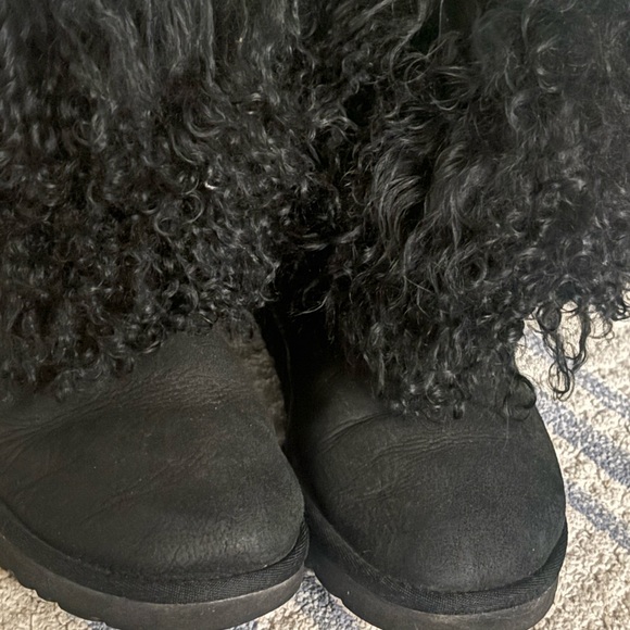 Women’s UGG Classic Short Mongolian Cuff - Picture 7 of 8